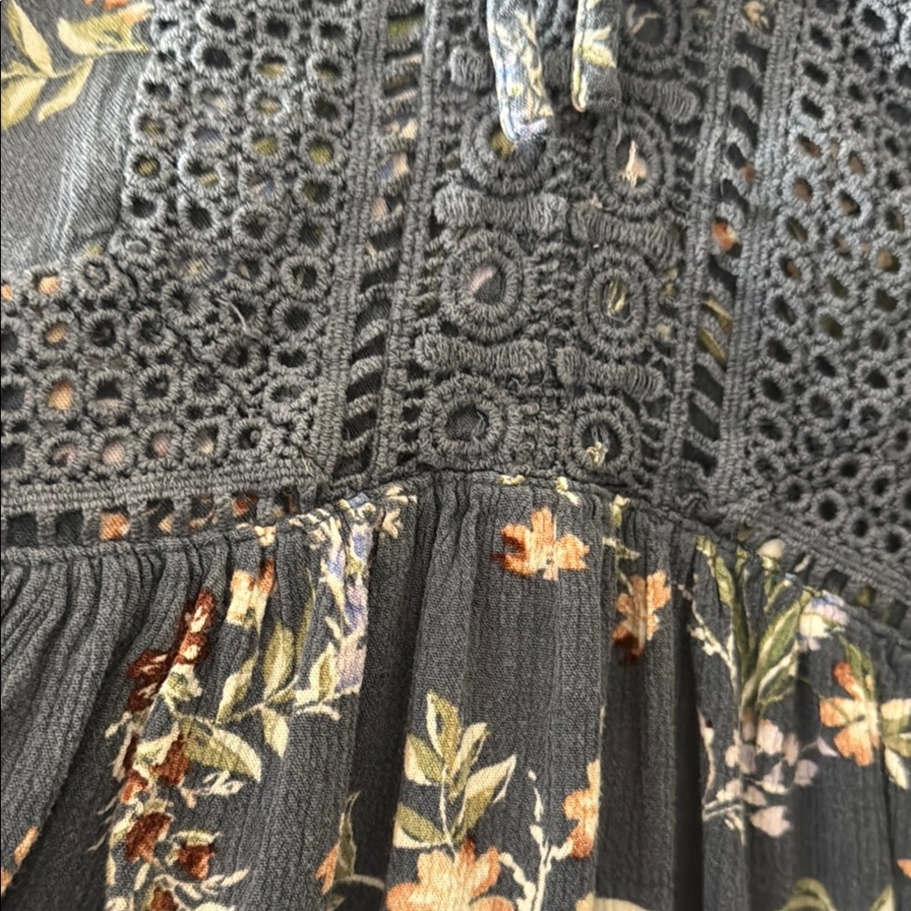 Torrid Blue Gray Bell Sleeve Floral Tunic with Bib Collar Blouse 1X - Picture 6 of 9